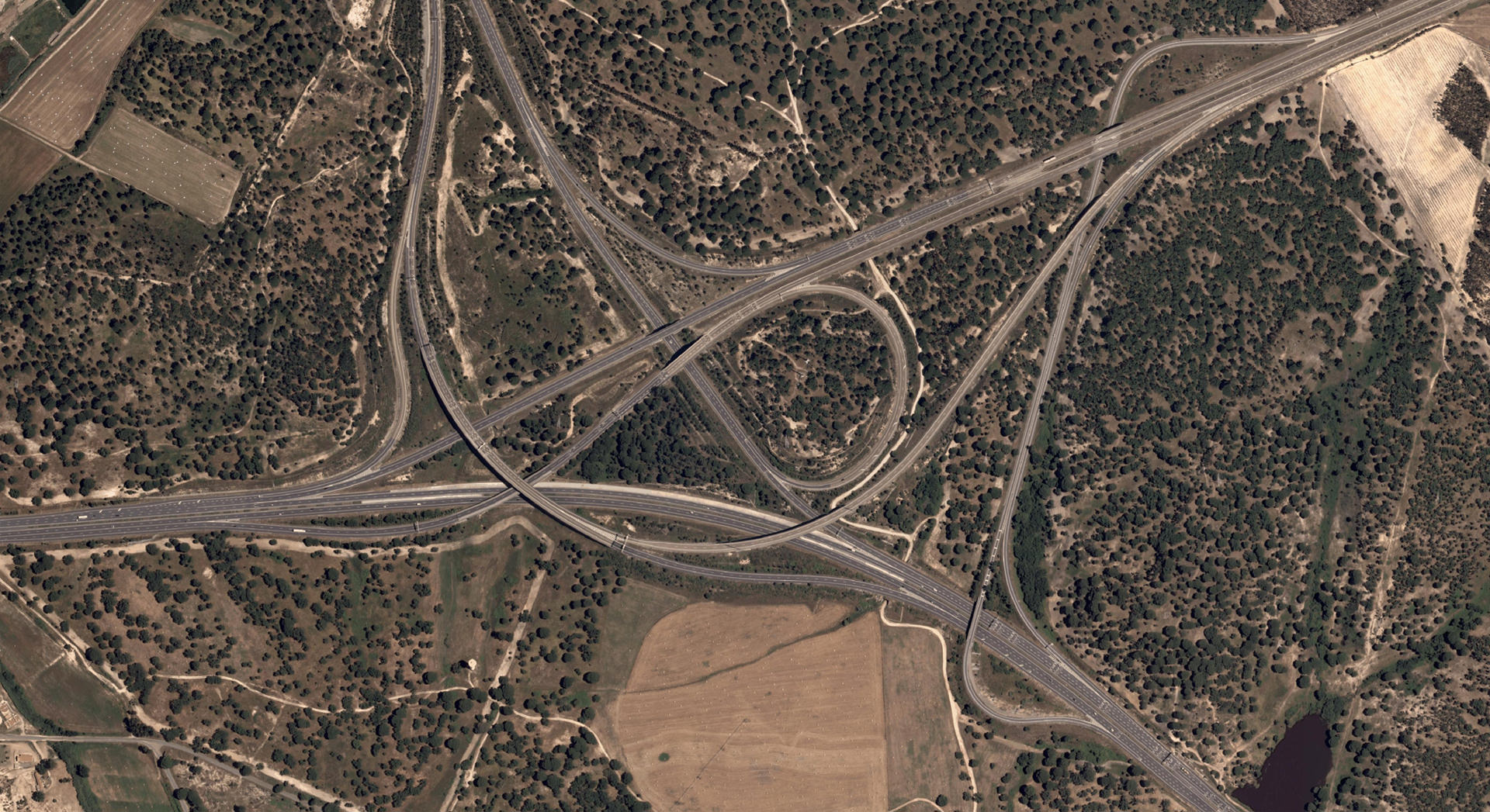 Oportunidades SMOS - Ortofotomapa de nó de autoestrada com muitas saídas